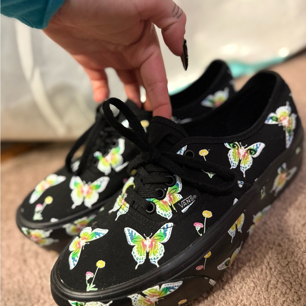 Vans women’s GLOW in the DARK Butterfly 🦋 Print Black Sneakers 👟